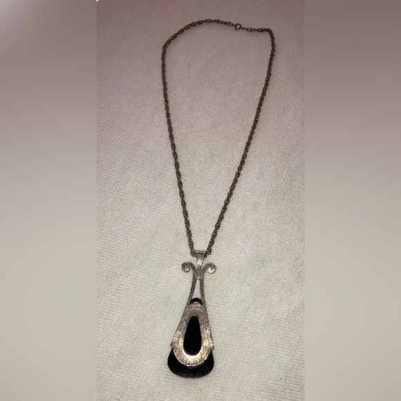 VINTAGE AVON IMITATION BLACK ONYX MODERNIST PENDANT NECKLACE - SIGNED - Picture 4 of 7